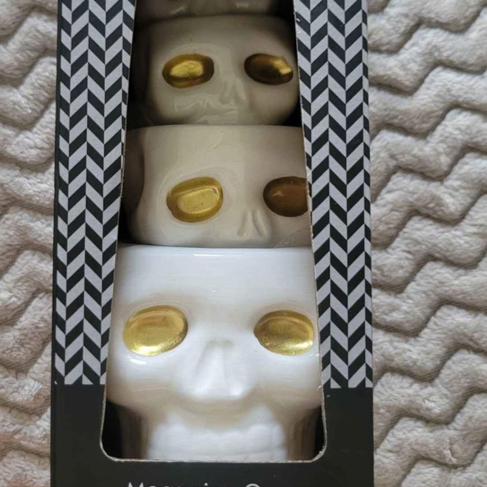 Set a four measuring cups brand new
